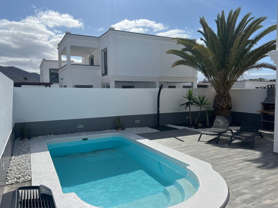 Balcony/Terrace, Pool view, Swimming pool, sunbed