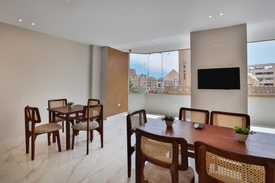 Communal lounge/ TV room, TV and multimedia, Living room, Seating area, Dining area, Evening entertainment