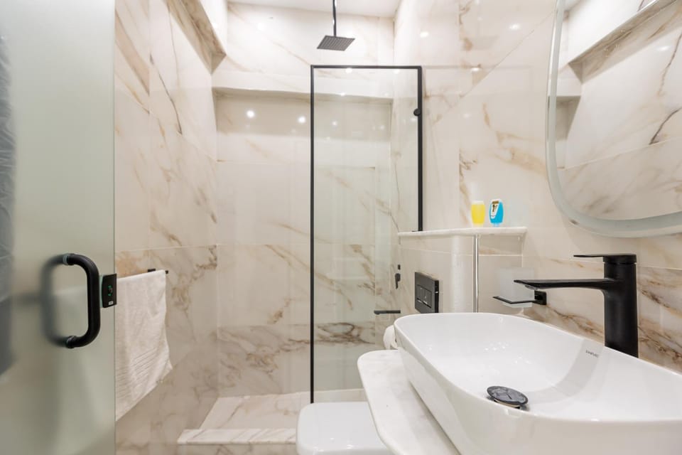 Shower, Toilet, Bathroom, Bath, towels