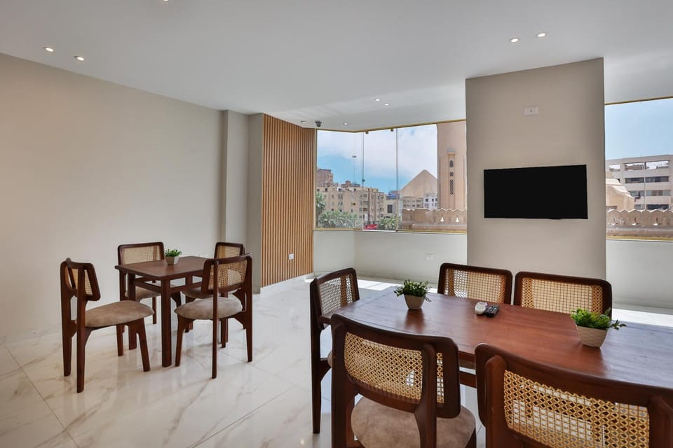Restaurant/places to eat, Communal lounge/ TV room, TV and multimedia, Living room, Seating area, Dining area, Evening entertainment, Breakfast