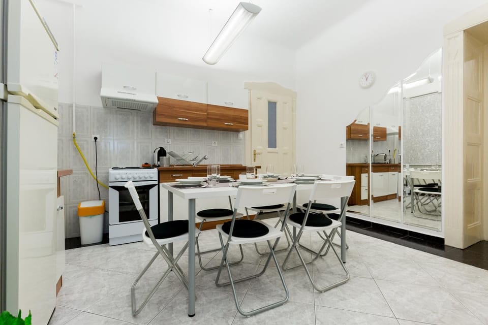 Kitchen or kitchenette, Dining area, stove