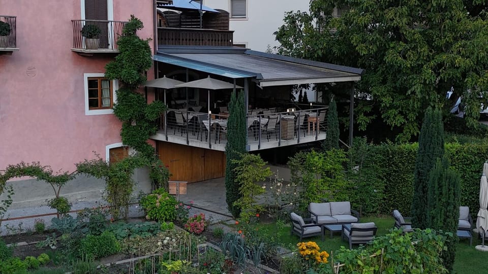 Restaurant/places to eat, Balcony/Terrace, Seating area, Breakfast