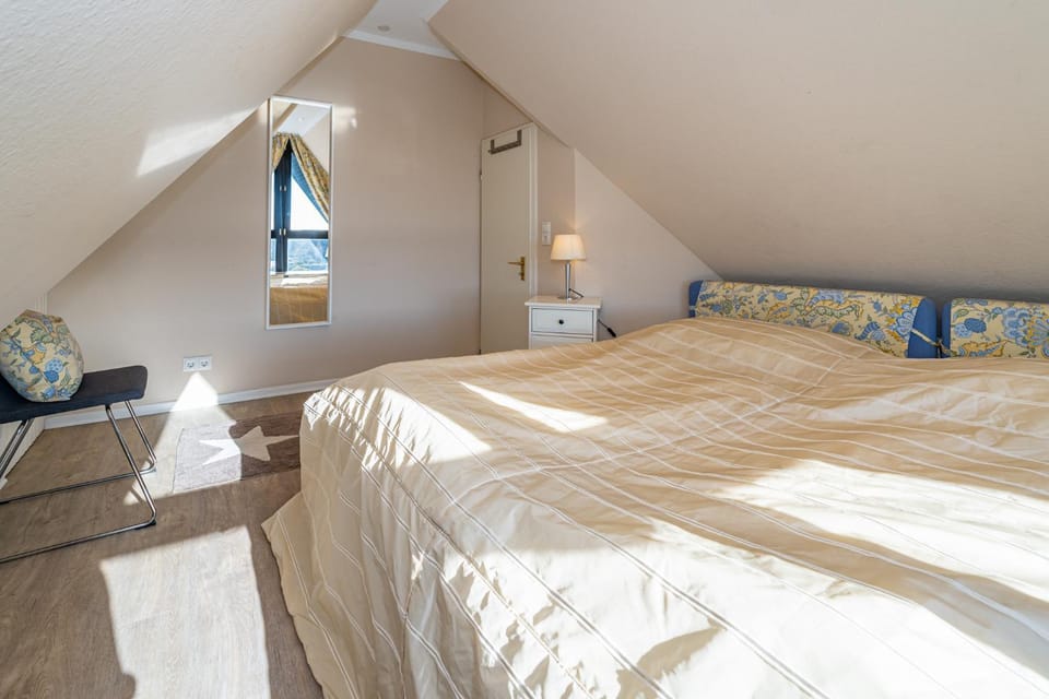 Bedroom, Text overlay