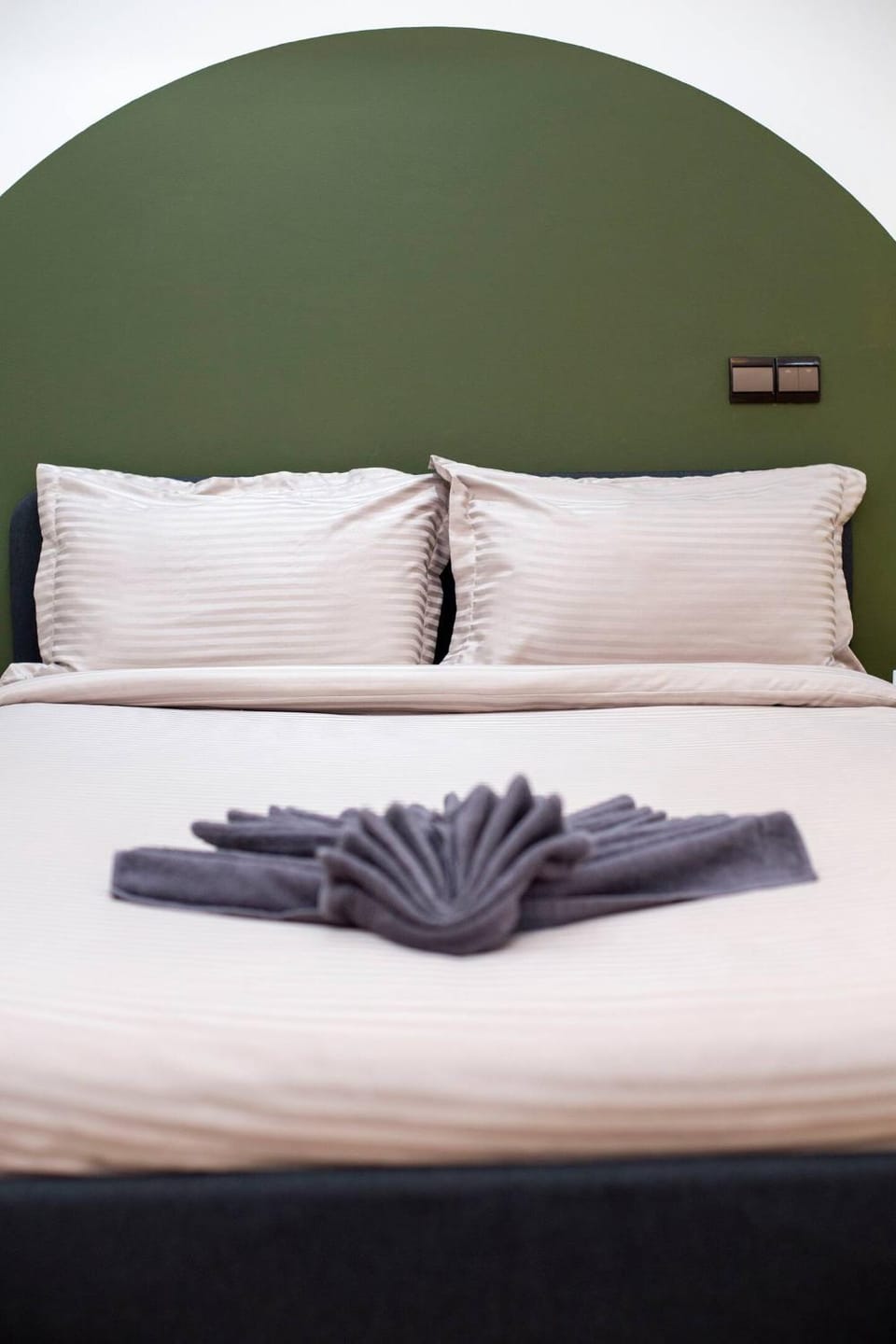 Bed, Bedroom, towels
