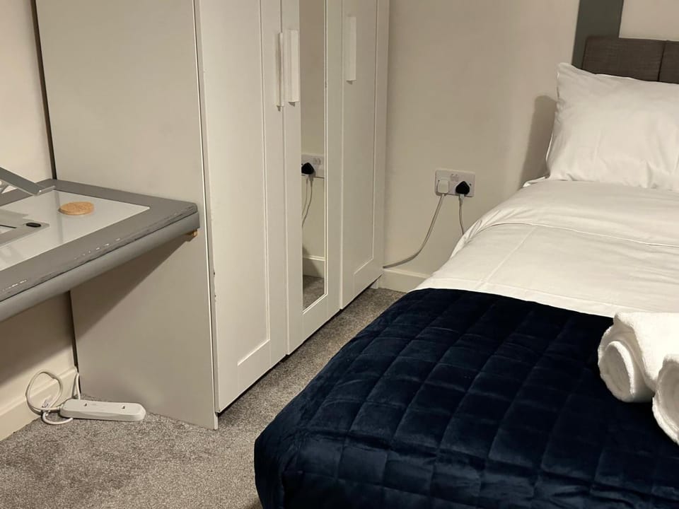 Spacious Luxurious Serviced Accommodation 5 House in Wolverhampton