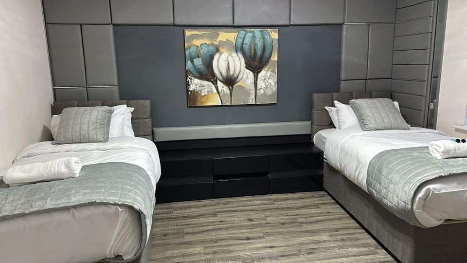 Spacious Luxurious Serviced Accommodation 5 House in Wolverhampton