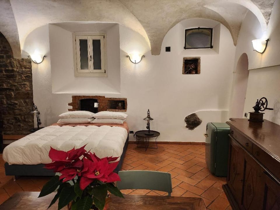 The courtyard of the 6 arches Apartment in Province of Lecco