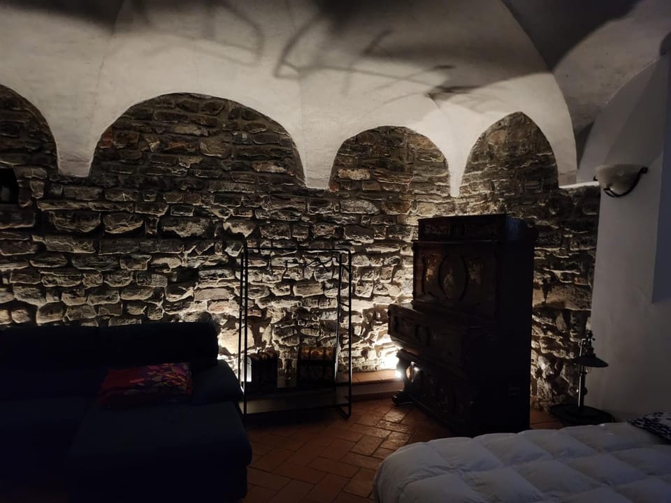 The courtyard of the 6 arches Apartment in Province of Lecco