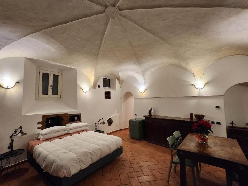 The courtyard of the 6 arches Apartment in Province of Lecco