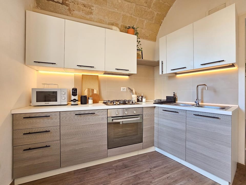 Coffee/tea facilities, Kitchen or kitchenette, dishwasher, oven, stove