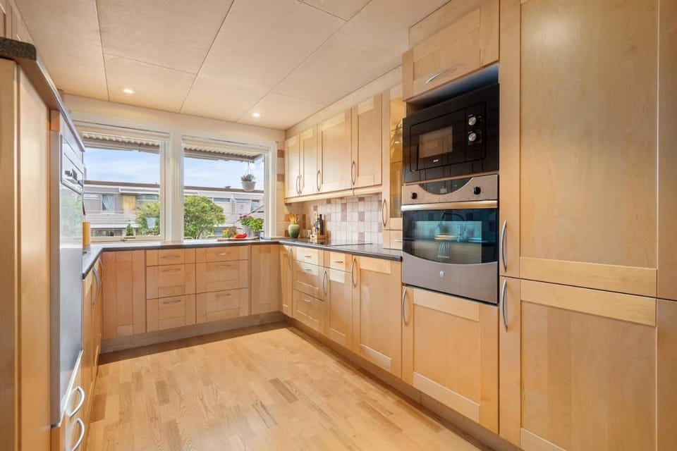 Kitchen or kitchenette, dishwasher, stove