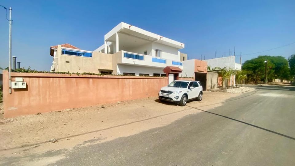 Property building, Day, Neighbourhood, Street view, Location, Parking