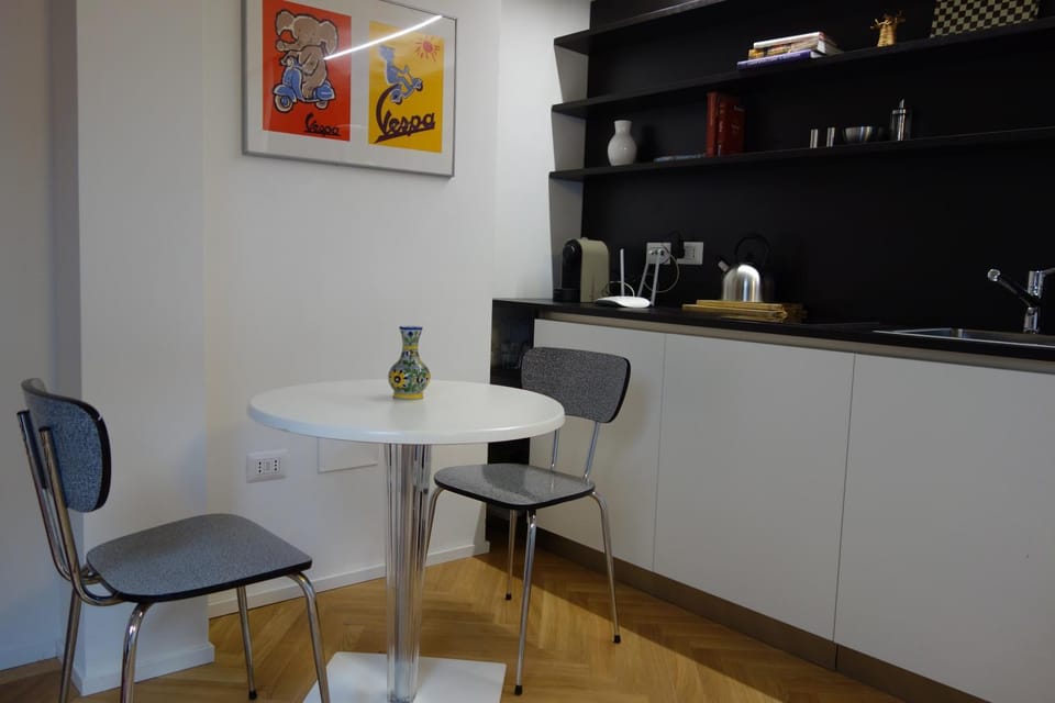 Kitchen or kitchenette, Seating area, Dining area