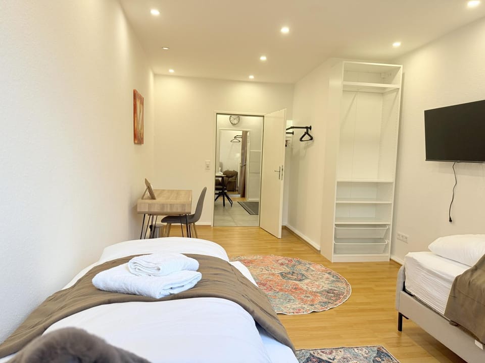 Bed, TV and multimedia, Photo of the whole room, Bedroom, towels, wardrobe