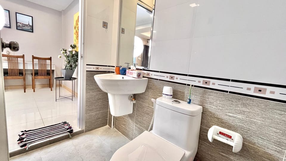 Toilet, Bathroom, towels