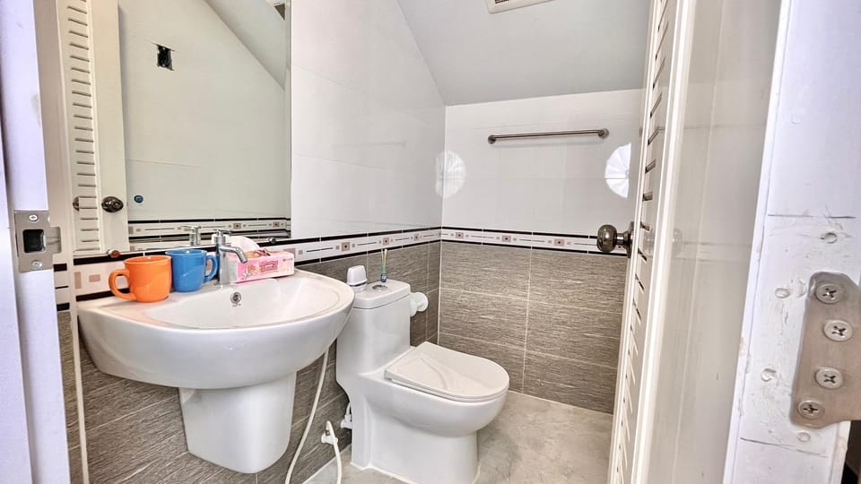 Shower, Toilet, Bathroom, towels