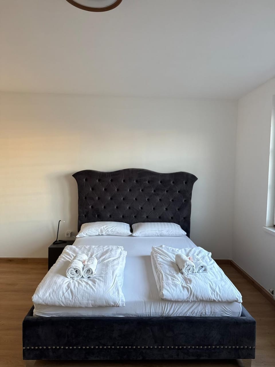 Bed, Bedroom, towels