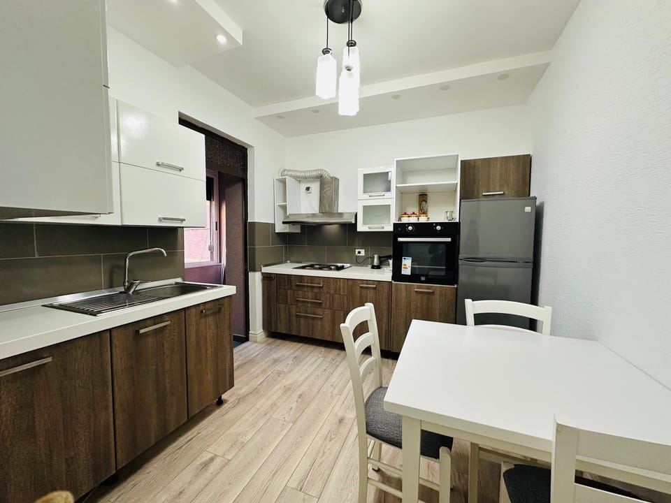 Kitchen or kitchenette, Dining area, minibar, oven, stove
