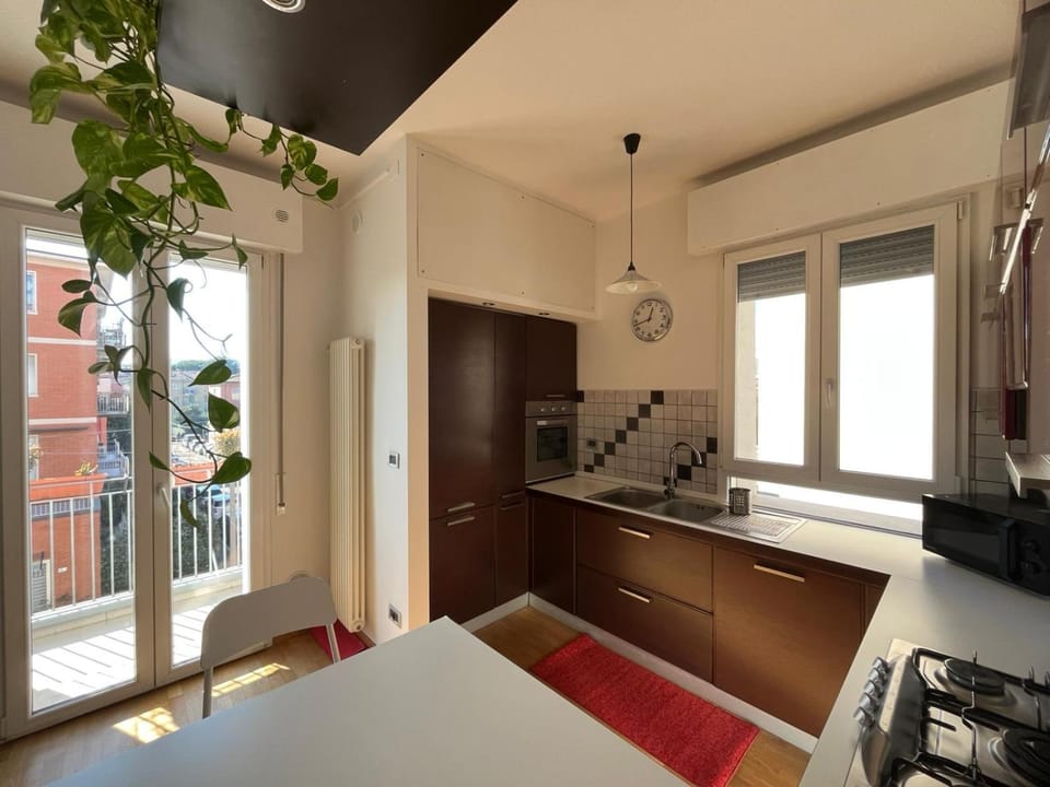 Kitchen or kitchenette, Photo of the whole room, stove