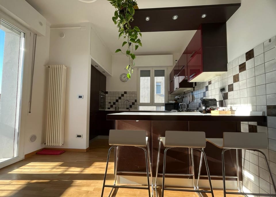 Kitchen or kitchenette, Seating area, Dining area, stove