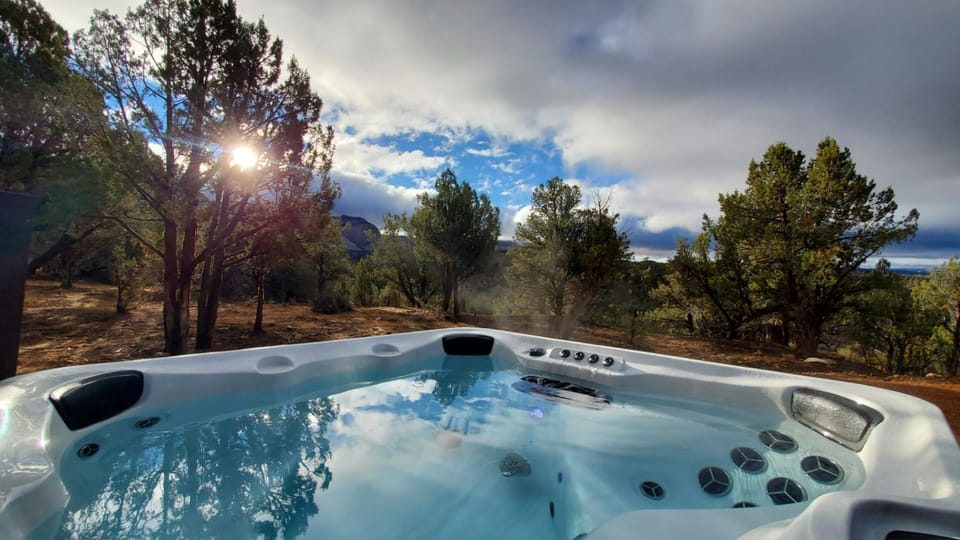 White Cliffs Vista Panoramic Views Hot Tub NPs House in Orderville