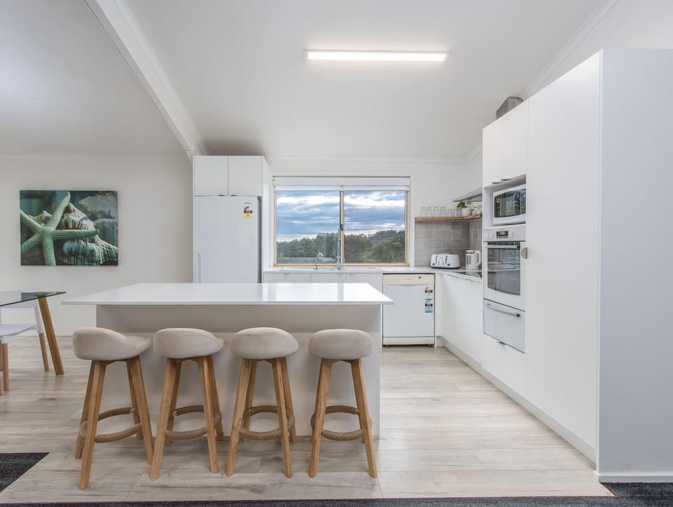 Kitchen or kitchenette, Dining area, dishwasher, minibar, oven, stove