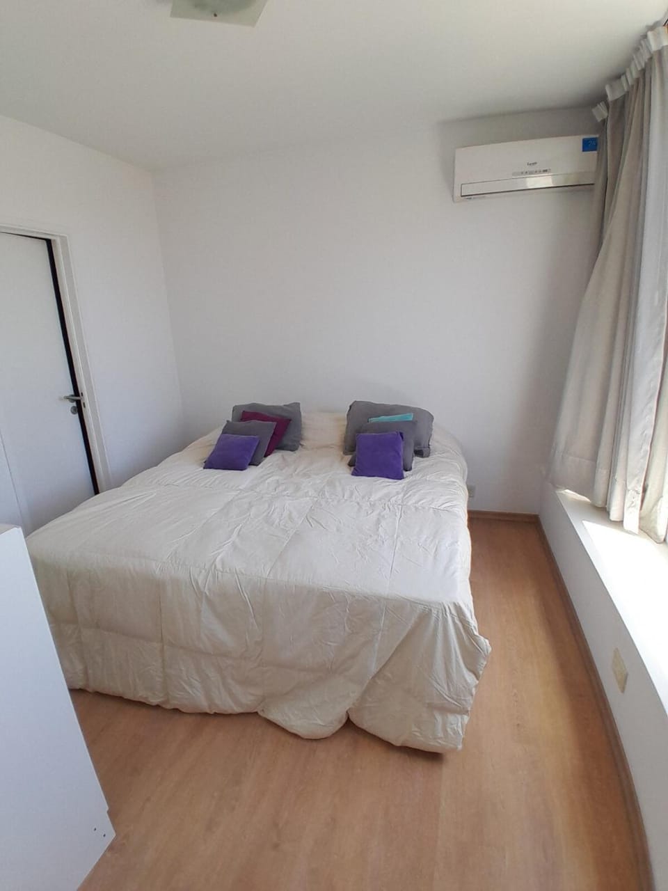 Bed, air conditioner