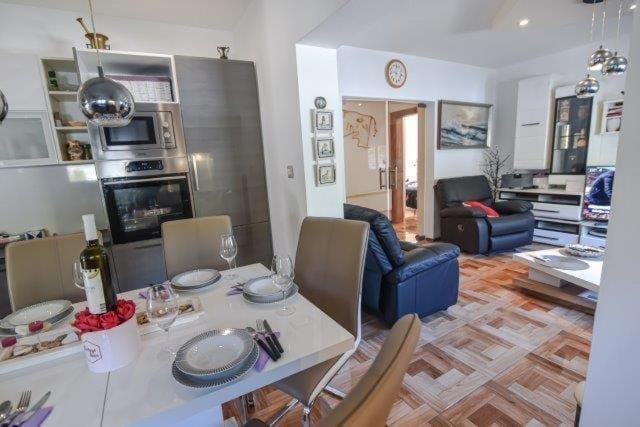 Living room, Dining area, kitchen
