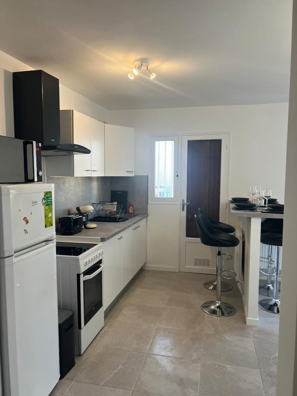 Kitchen or kitchenette, Dining area, oven, stove, toaster