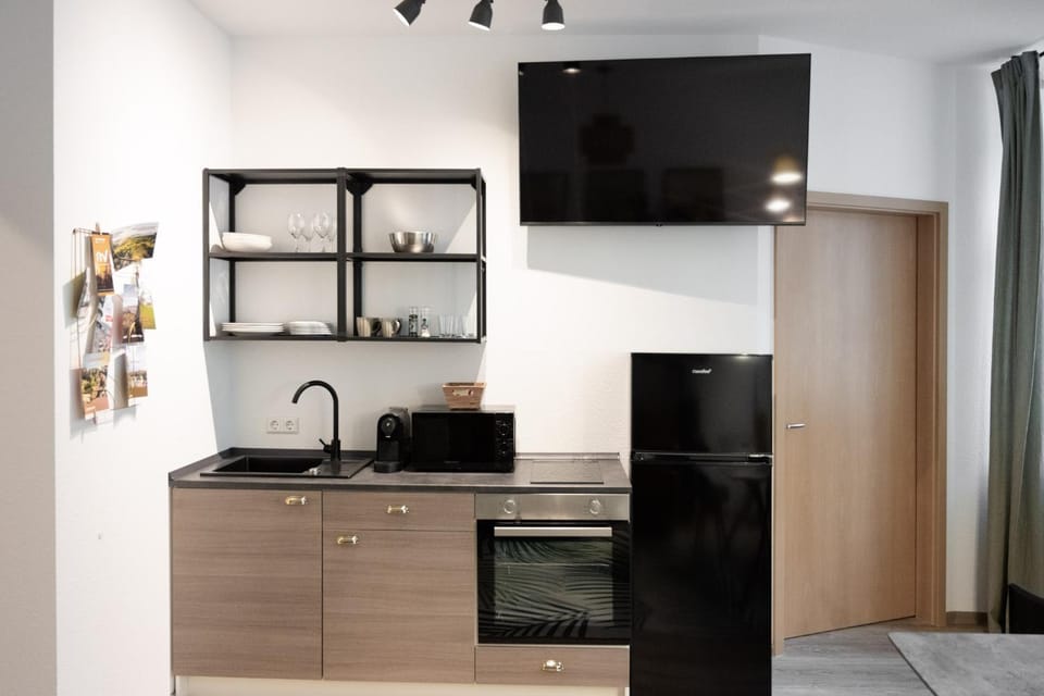 TV and multimedia, Kitchen or kitchenette, oven, stove