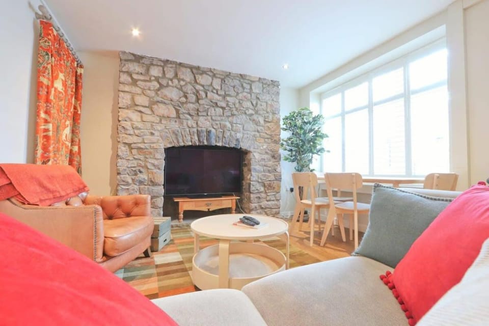 Charlotte's charming clifton flat Apartment in Bristol