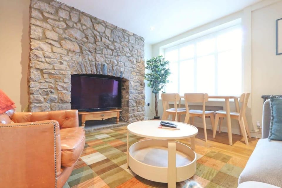 Charlotte's charming clifton flat Apartment in Bristol