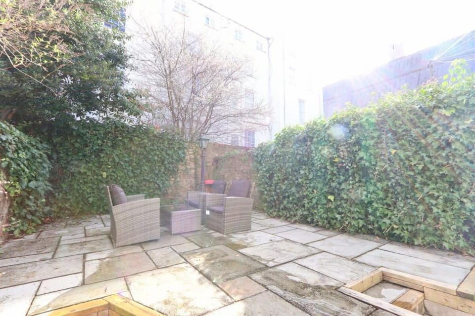 Charlotte's charming clifton flat Apartment in Bristol