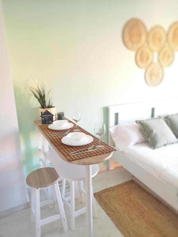 Bed, Dining area, Bedroom