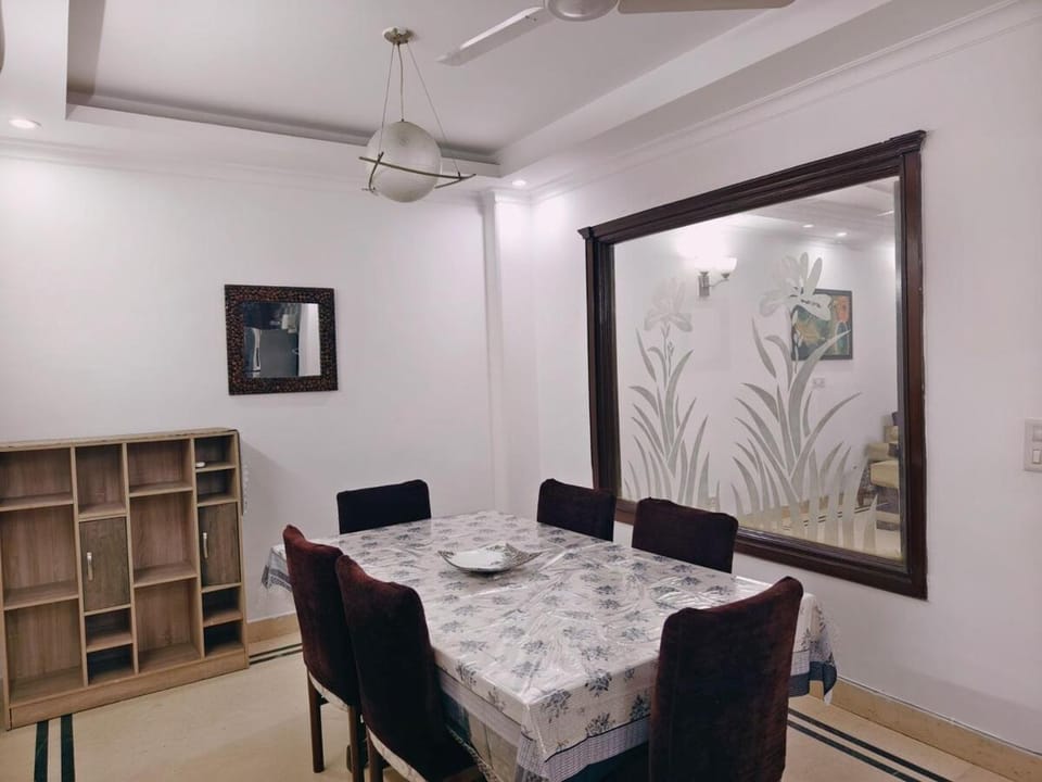 Hostmystay-3BHK in GK3 ! Mblck Apartment in New Delhi