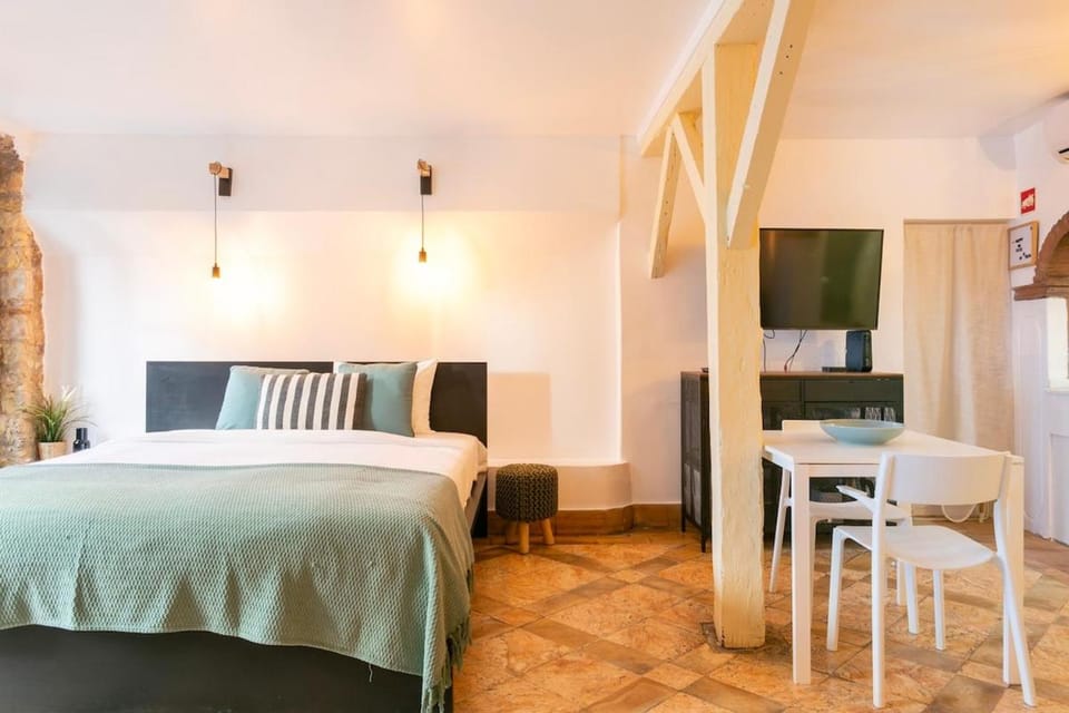 Bed, TV and multimedia, Dining area