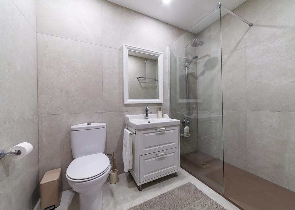 Shower, Toilet, Bathroom, towels