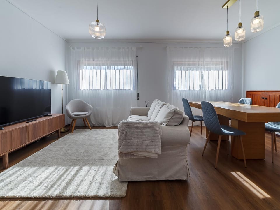 Communal lounge/ TV room, TV and multimedia, Living room, Seating area, Dining area