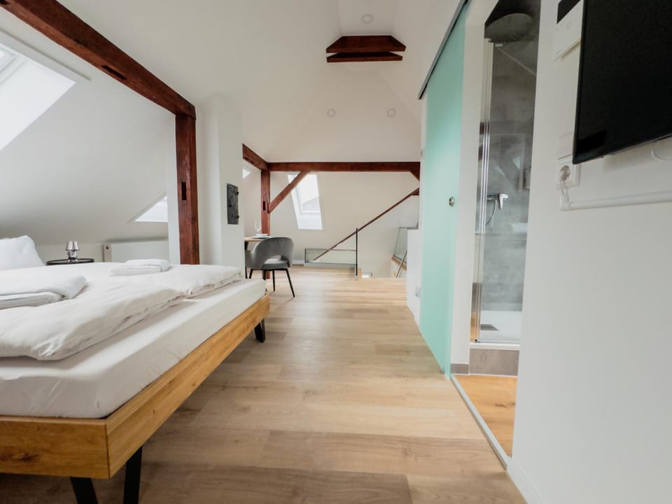 Bed, TV and multimedia, Photo of the whole room, Bedroom, towels
