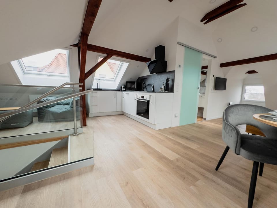 Kitchen or kitchenette, Dining area, stove