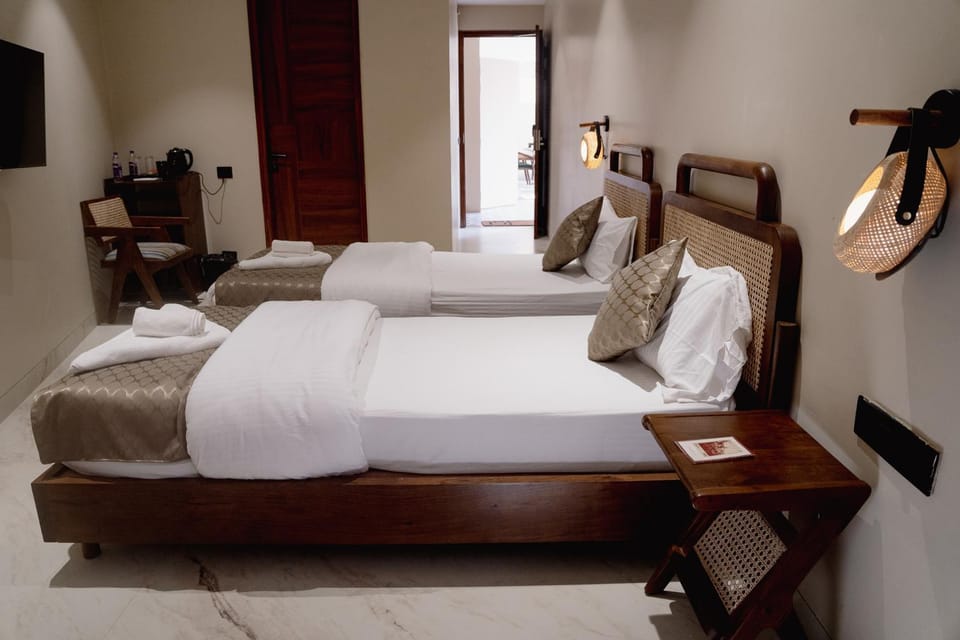 Bed, TV and multimedia, Photo of the whole room, towels