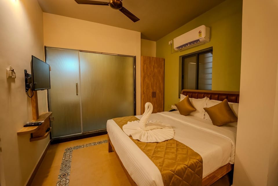 Bed, TV and multimedia, Photo of the whole room, Bedroom, towels, wardrobe, air conditioner