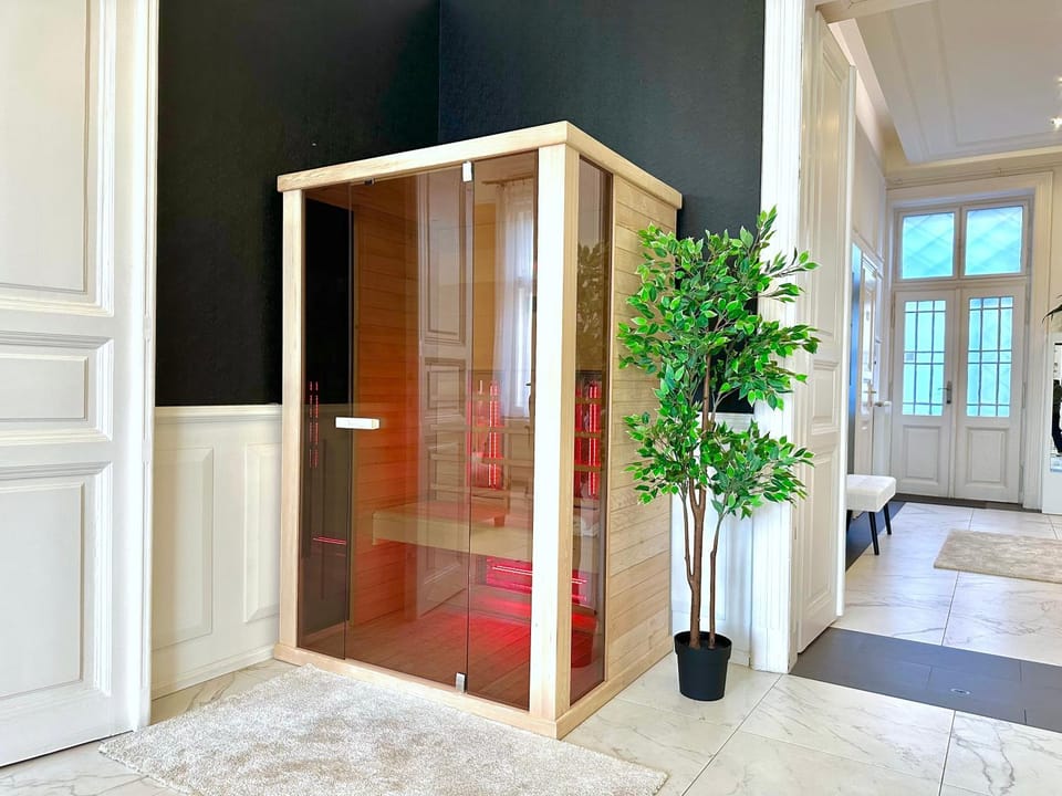 Sauna, Living room