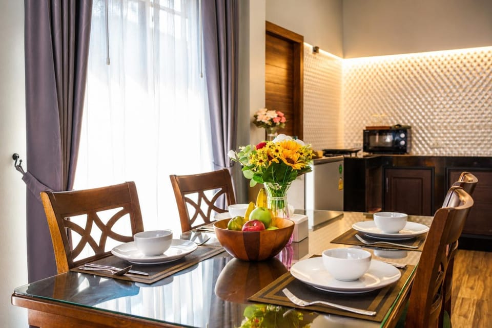 Kitchen or kitchenette, Dining area