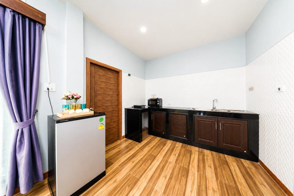 Kitchen or kitchenette, oven