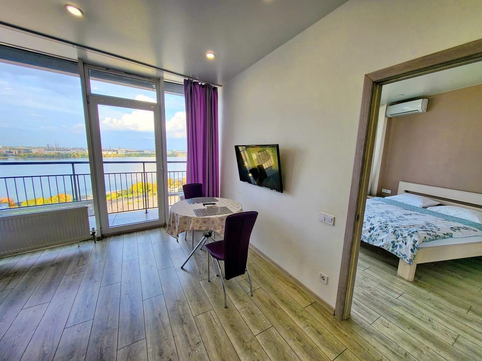 Апартаменты Sky в Мост Сити, 2 комнаты, Вид на реку, Балкон, Новый дом Apartment in Dnipro