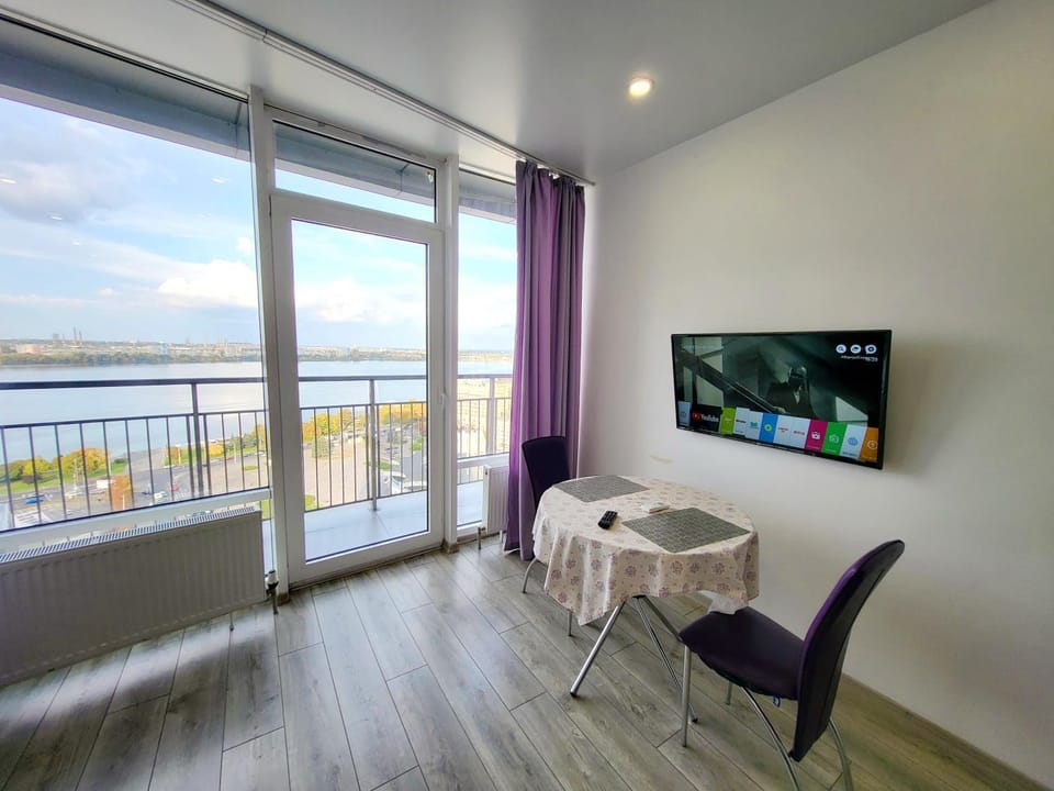Апартаменты Sky в Мост Сити, 2 комнаты, Вид на реку, Балкон, Новый дом Apartment in Dnipro