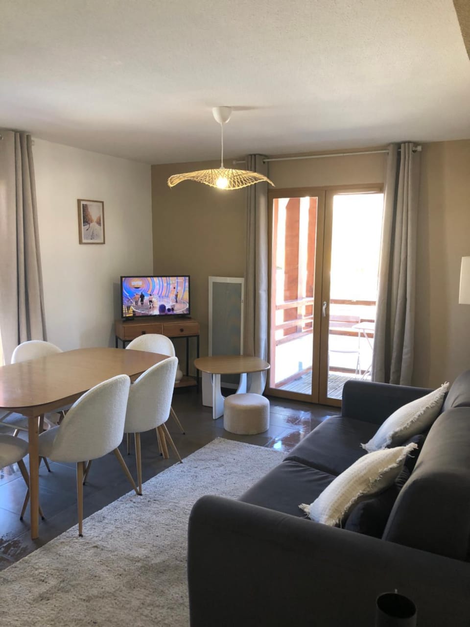 Communal lounge/ TV room, TV and multimedia, Living room, Dining area