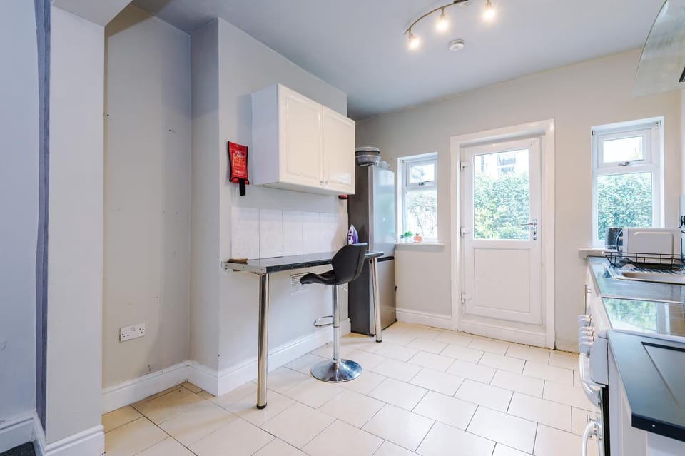Kitchen or kitchenette, Dining area, dishwasher, minibar, oven, stove