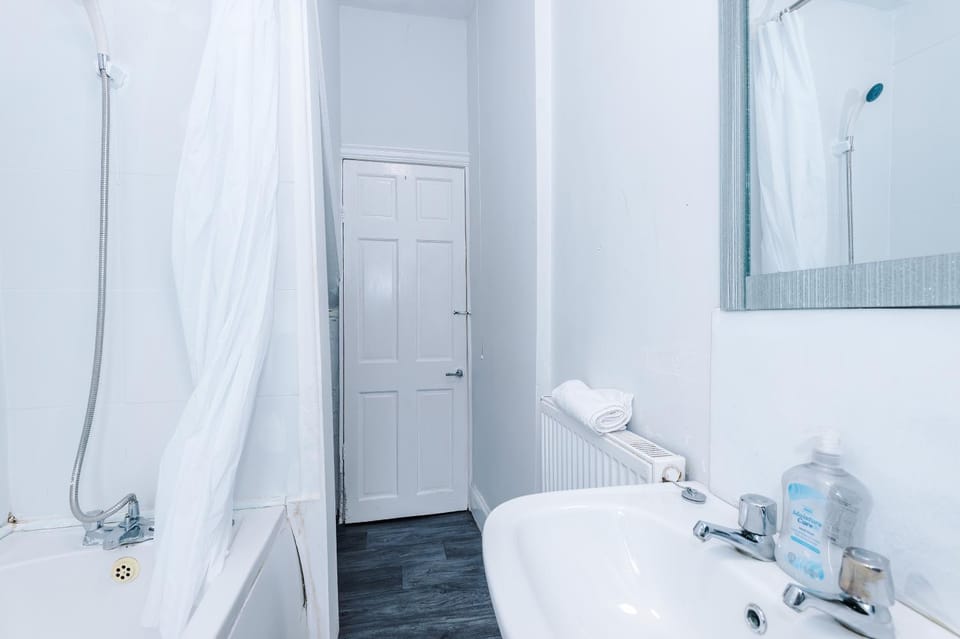 Shower, Toilet, Bathroom, Bath, towels